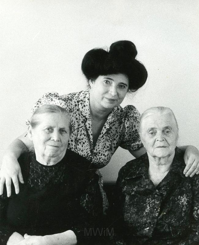 KKE 343.jpg - Od lewej: Aleksadra Sztaszkiewicz, Zuzanna Wojciechowska, Helena Szylkin. 1986 r.